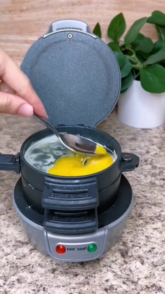 Automatic Non-Stick Breakfast Sandwich Maker - Photo 3