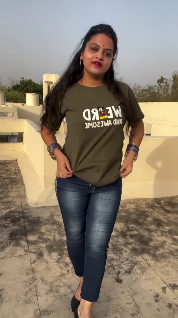 3207-2.png Casual Graphic T-Shirt with Distressed Denim